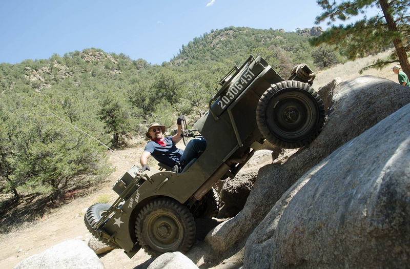 Illustration for article titled There's Nothing Cooler Than Flat-Fender Jeeps Offroading